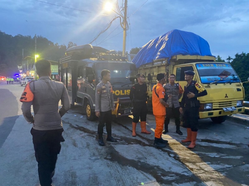 Polda Sumatera Utara (Sumut) Menerjunkan tim SAR Brimob ke Lokasi banjir bandang di Berastagi, Minggu (30/4/2023). Foto: istimewa.