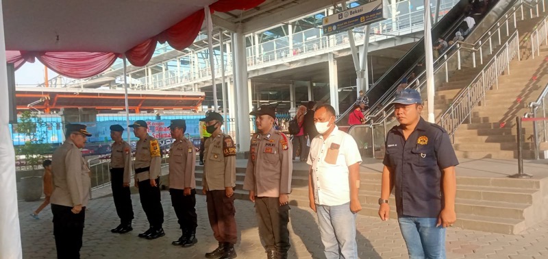 Polsek Bekasi Utara menggelar penyekatan antisipasi pelajar ikut hari buru ke Jakarta di Stasiun Bekasi.