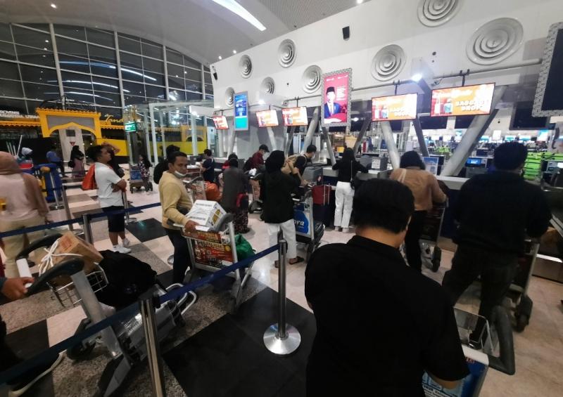 Suasana penumpang hendak melakukan check in di Bandara Kualanamu pada Senin (1/5/2023).