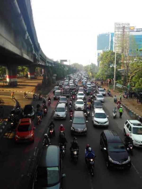 Memasuki hari pertama aktifitas pascalibur lebaran, lalu lintas di beberapa ruas jalan Ibukota Jakarta terlihat mengalami kepadatan.