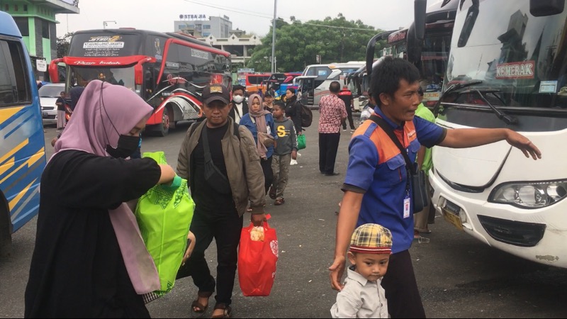 Penumpang yang tiba di Terminal Induk Kota Bekasi, Selasa (2/5/2023).