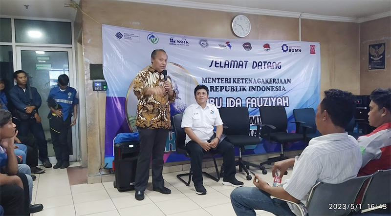 Direktur Kelembagaan dan Pencegahan Perselisihan Hubungan Industrial Kementerian Tenaga Kerja, Heru Widianto ketika mengunjungi Gedung Workshop TPK Koja/foto:istimewa/dok/beritatrans/ahmad