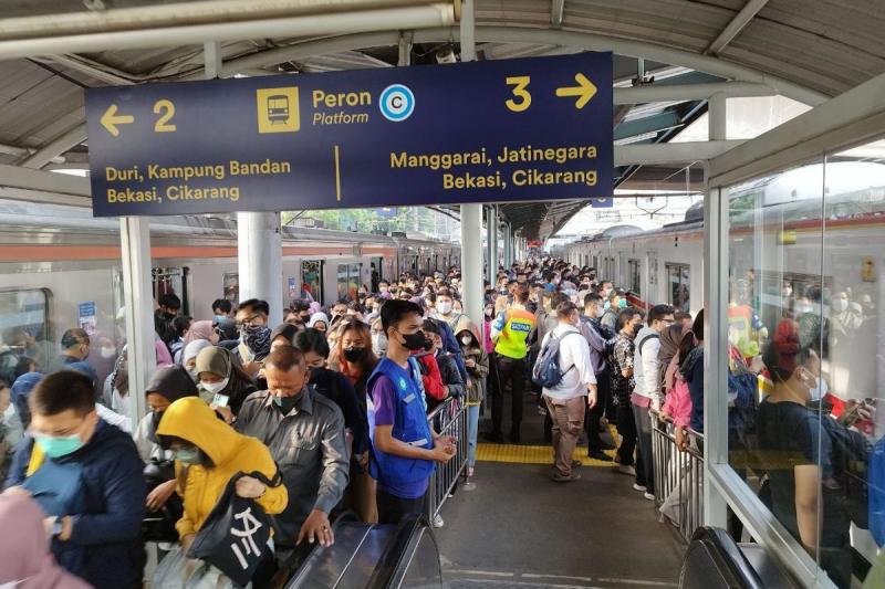 Suasana peron dua dan tiga di Stasiun Tanah Abang yang dipadati penumpang, Jakarta Pusat. 