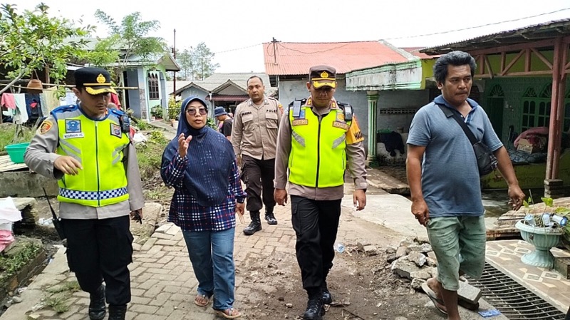 Kapolda Sumut Irjen Pol RZ Panca Putra Simanjuntak, memberikan bantuan kemanusiaan kepada masyarakat yang terdampak banjir bandang di Desa Bandar Baru, Dusun 4, Kecamatan Sibolangit, Kabupaten Deliserdang. Foto: istimewa.