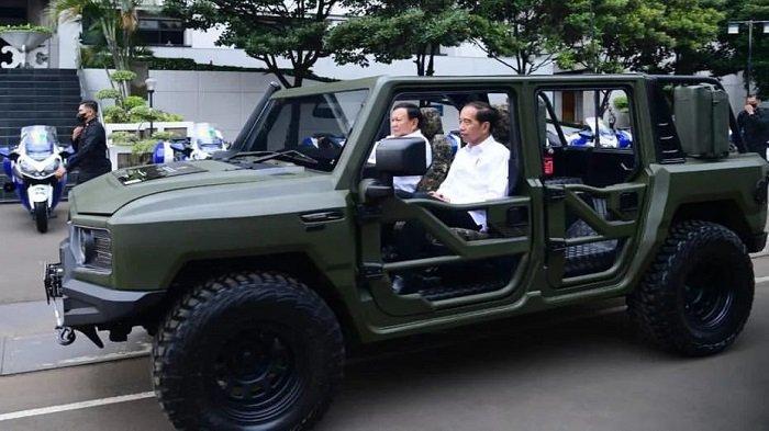 Presiden Jokowi naik mobil Maung bersama Menhan Prabowo.