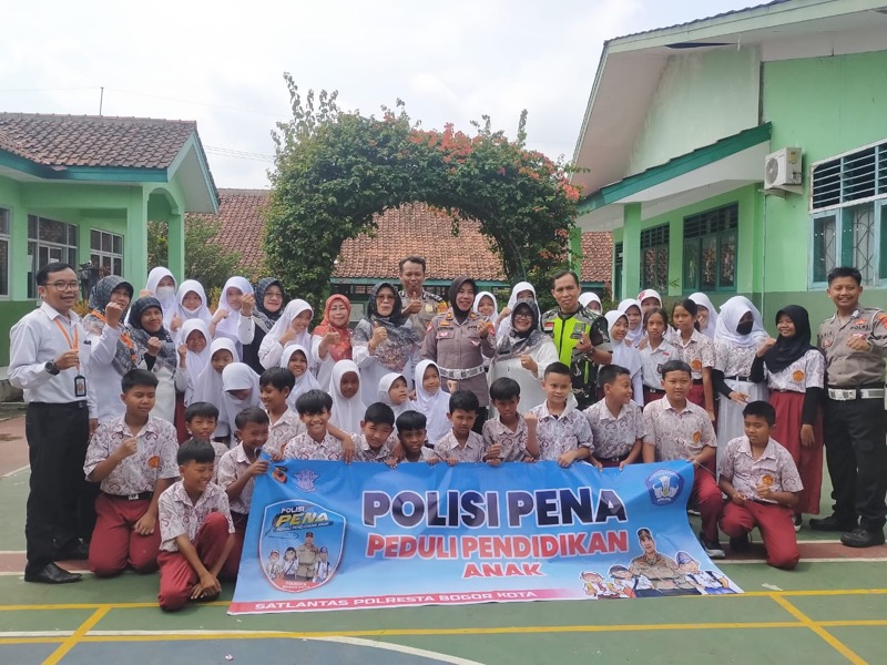 Satlantas Polresta Bogor Kota Polda Jabar melaksanakan kegiatan Polisi peduli pendidikan anak atau disingkat Polisi Pena, di SDN Panaragan Kidul, Rabu (3/5/2023). Foto: istimewa.