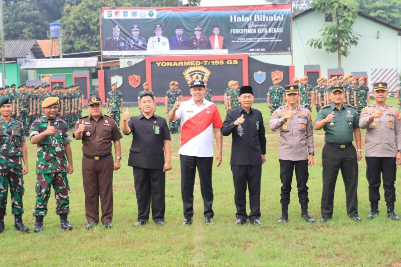 Dalam rangka memperkokoh dan mempererat sinergitas dan meningkatkan silahturahmi untuk menjaga keutuhan NKRI, Tiga Pilar Kebangsaan yakni Unsur TNI-Polri bersama Pemerintah Kota Bekasi menggelar kegiatan Halal Bihalal.