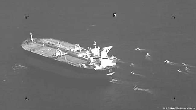Kapal tanker minyak Niovi berbendera Panama dikelilingi oleh kapal Pengawal Revolusi Iran di Selat Hormuz Rabu, 3 Mei 2023. (Angkatan Laut AS via AP)