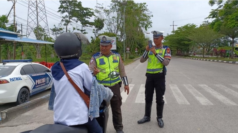 Satuan Lalulintas (Satlantas) Polres Dumai sudah melakukan penilangan menggunakan Electronic Traffic Law Enforcement (ETLE atau tilang elektronik) bagi pengendara kendaraan roda dua atau lebih yang melakukan pelanggaran. Foto: istimewa.