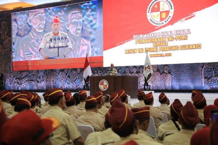 Menteri Pertahanan (Menhan) Prabowo Subianto menghadiri acara Reuni Akbar dan Halal Bihalal Persatuan Purnawirawan Indonesia Raya (PPIR) TNI-Polri di Jogja Expo Center, Yogyakarta. 