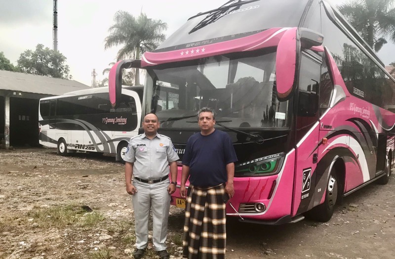 Petugas Jasa Raharja Samsat Jatinangor, melakukan Kegiatan Intensifikasi Penagihan untuk IWKBU (Iuran Wajib Kendaraan Bermotor Umum) di PO Gunung Sembung Wilayah Kabupaten Bandung, Kamis (4/5/2023). Foto: istimewa.