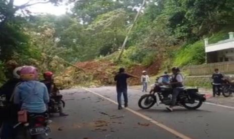 Jalan alternatif Jonggol, Desa Mekarsari, Kecamatan Cikalongkulon, Kabupaten Cianjur, Jawa Barat tidak dapat dilintasi akibat tertutup longsor. Foto: istimewa.