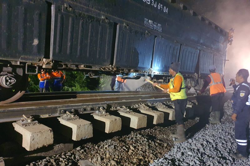 Perbaikan Jalur Kereta Api yang ambles. Antara/HO-Humas KAI Tanjungkarang