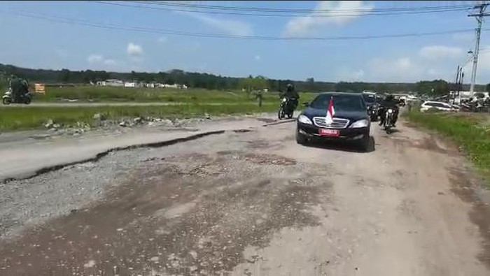  Presiden Jokowi Naik Mobil `Indonesia 1` lewati jalanr Rusak di Lampung.