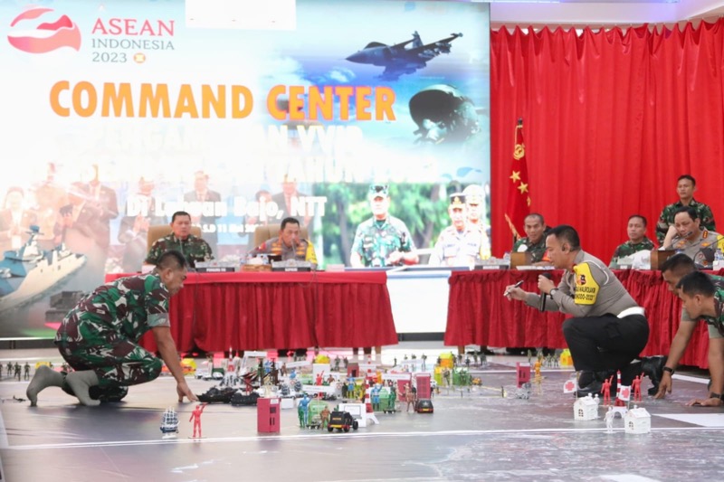 Dirgakkum Korlantas Polri Brigjen Pol Aan Suhanan mengikuti Tactical Floor Game yang digelar gabungan bersama TNI-Polri guna memastikan pengamanan yang dilakukan dalam KTT Asean Summit 2023 di Labuan Bajo. Foto: istimewa.
