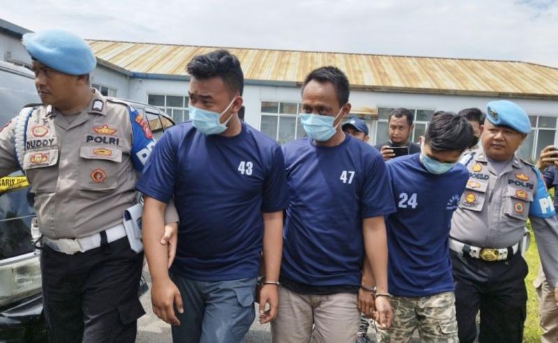 Satuan Reserse Kriminal (Satreskrim) Polresta Bandung menangkap tiga pelaku pencurian sejumlah besi dari proyek Kereta Cepat Jakarta-Bandung (KCJB) yang berlokasi kawasan Tegalluar yang masuk ke wilayah Kecamatan Cileunyi, Kabupaten Bandung, Jawa Barat.