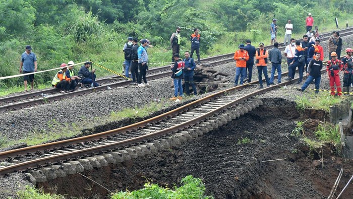 Jalur kereta api Jakarta-Bandung tidak dapat dilintasi karena tertutup tanah longsor di wilayah Sukatani dan Ciganea, Purwakarta, Jawa Barat. 
