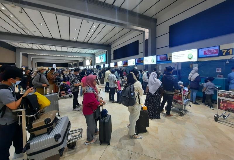 Penumpang pesawat saat melakukan check in di Bandara Soekarno-Hatta yang merupakan kelolaan Angkasa Pura II. 