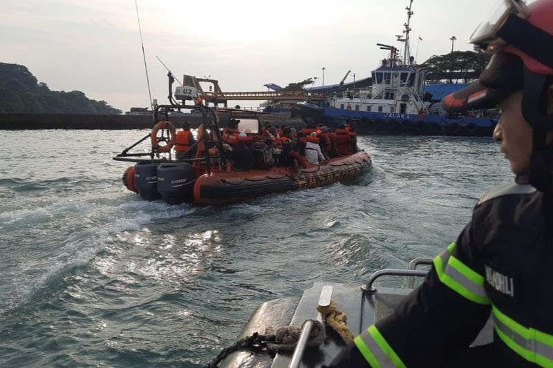 Tim Basarnas Banten evakuasi kapal KMP Royce 1 terbakar di lintasan Merak - Bakauheni dan kini sudah dipadamkan.