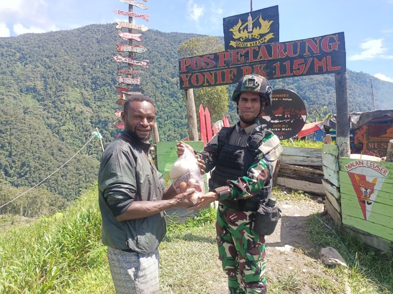 Satgas RK 115/ML yang bertugas di Pos TNI Tinolok, Puncak Jaya Papua, memberikan bantuan sembako kepada masyarakat Kampung Tinolok. Foto: istimewa.
