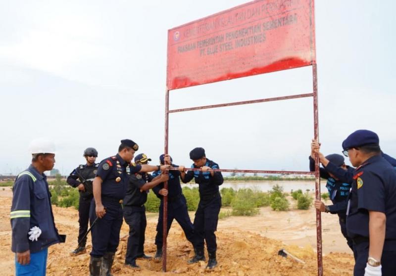 Kementerian KP menghentikan proyek reklamasi galangan kapal milik PT BSI di Batam, Kepulauan Riau pada Jumat (5/5) usai temukan indikasi pelanggaran pemanfaatan ruang laut.