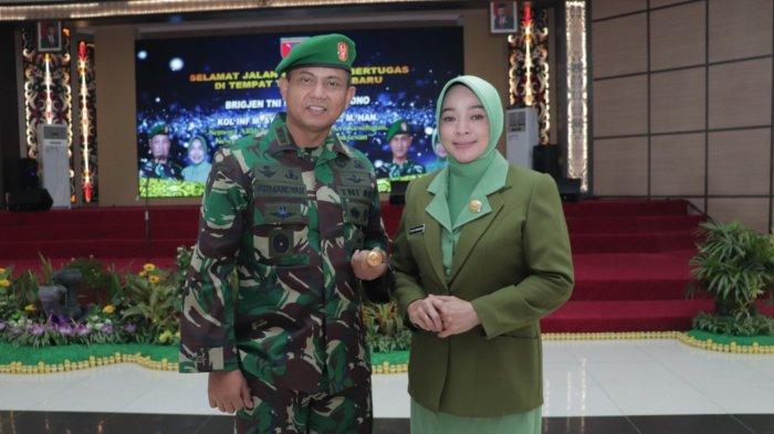 Danrem 101/Antasari Kolonel Inf Firmansyah bersama Ketua Dharma Pertiwi Koorcab Banjarmasin Daerah F Ny. Firmansyah. 