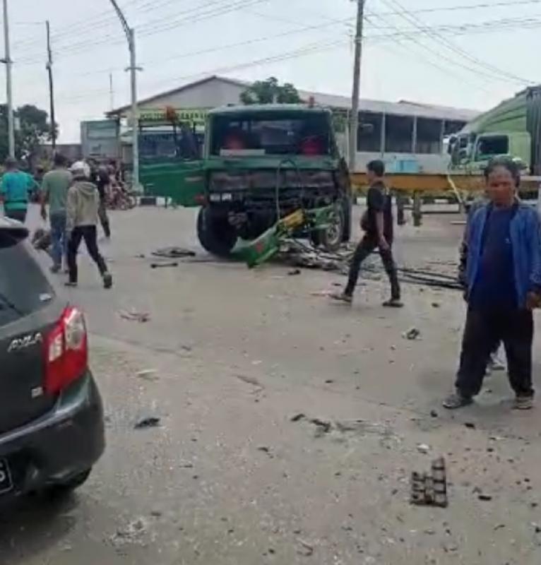 Truk trailer ringsek usai adu banteng dengan minibus elf di Brebes, Jawa Tengah.