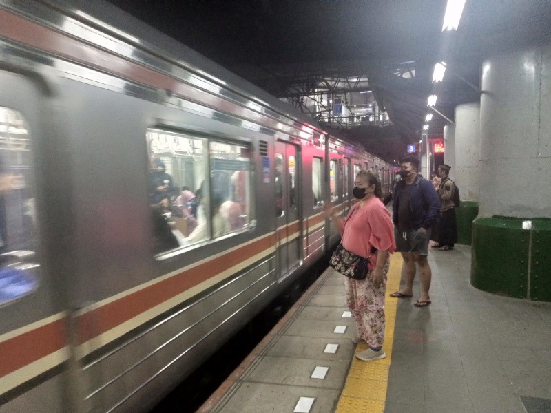 Penumpang hendak naik KRL dari Stasiun Cakung