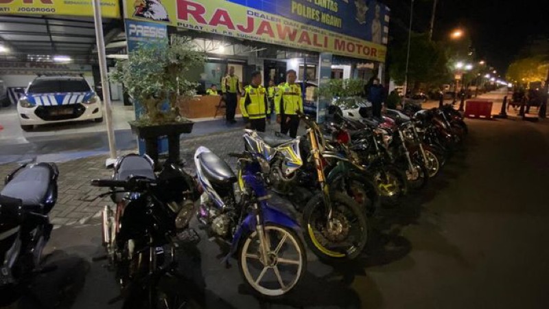 Satlantas Polres Ngawi amankan puluhan sepeda motor balap liar. Foto: istimewa.