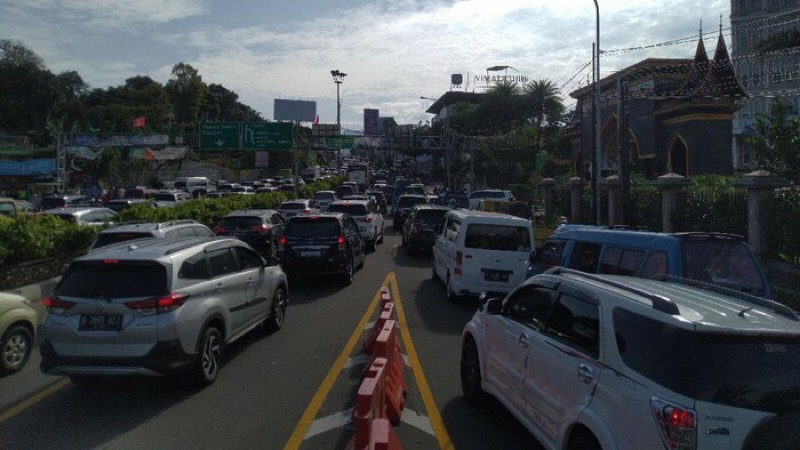Satlantas Polres Bogor memberlakukan sistem satu arah atau one way arah Jakarta di kawasan Jalan Raya Puncak Bogor, Jawa Barat (Jabar). Foto: istimewa.