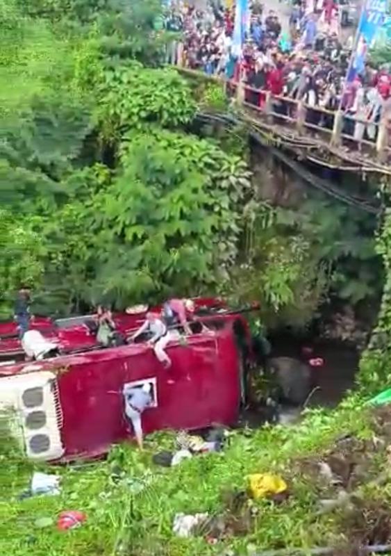 Bus pariwisata mengangkut puluhan warga Kota Tangerang Selatan (Tangsel) mengalami kecelakaan di kawasan Guci, Tegal, Jawa Tengah, Minggu (7/5/2023).