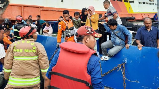 Evakuasi penumpang KMP Royce. Adapun kapal tersebut terbakar dan terlihat mengeluarkan asap dari bagian parkir kendaraan.