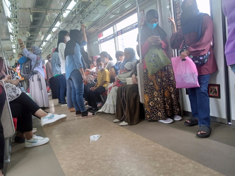 Suasana di kereta khusus wanita tujuan Jakarta sianh ini