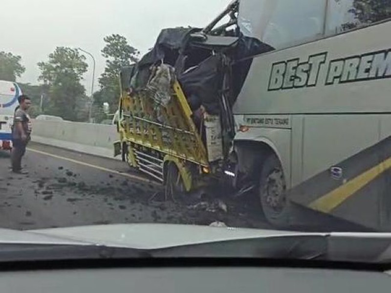 Bus tabrak truk yang sedang parkir di bahu Jalan Tol Purbaleunyi. Foto: istimewa.