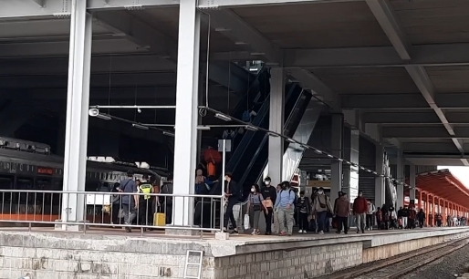 Penumpang KAJJ baru turun dari KAJJ di Stasiun Bekasi, Senin (8/5/2023) pagi. 