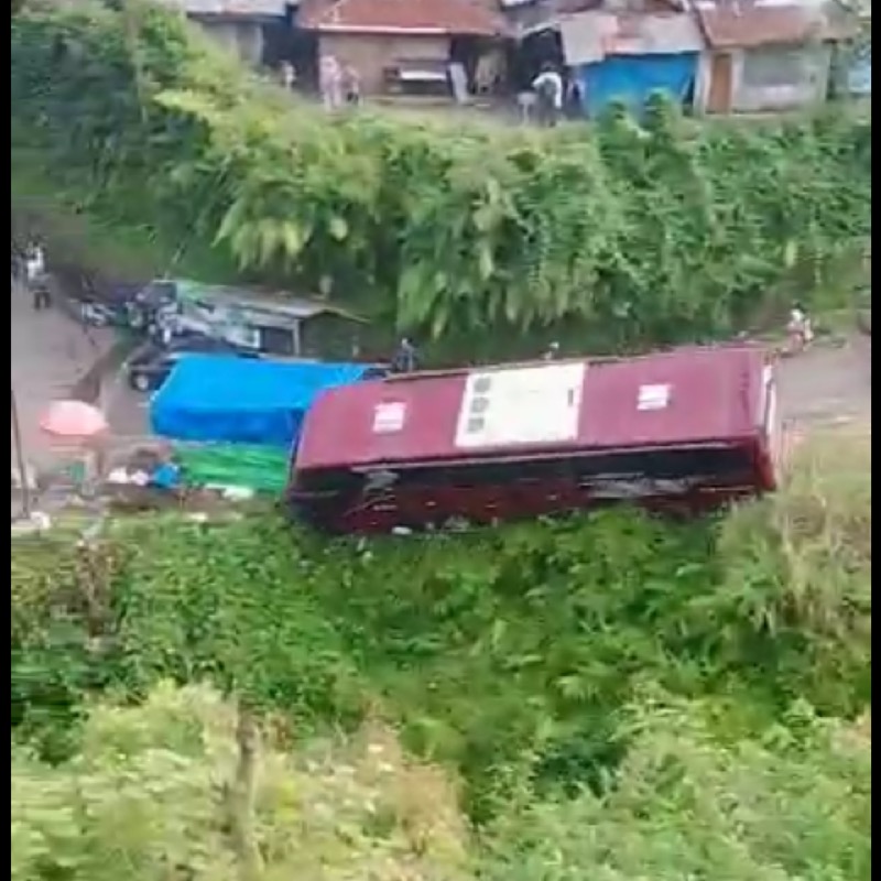 Detik-detik Bus Pariwisata yang terjun ke sungai Guci, Kabupaten Tegal.