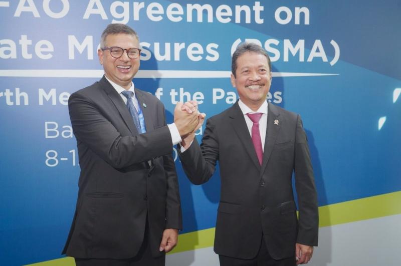 Menteri KKP Sakti Wahyu Trenggono bersama Perwakilan Organisasi Pangan Dunia (FAO) untuk Indonesia dan Timor Leste, Rajendra Aryal dalam 4th Meeting of the Parties The FAO Agreement on Port State Measure (PSMA) di Bali, Senin (8/5/2023).