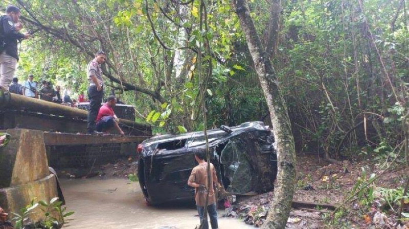 Mobil yang terjun ke Sungai Cikiara di Desa Citepus, Kecamatan Pelabuhanratu, Kabupaten Sukabumi, telah berhasil dievakuasi menggunakan mobil derek, Senin (8/5/2023) sekitar pukul 15.30 WIB. Foto: istimewa.