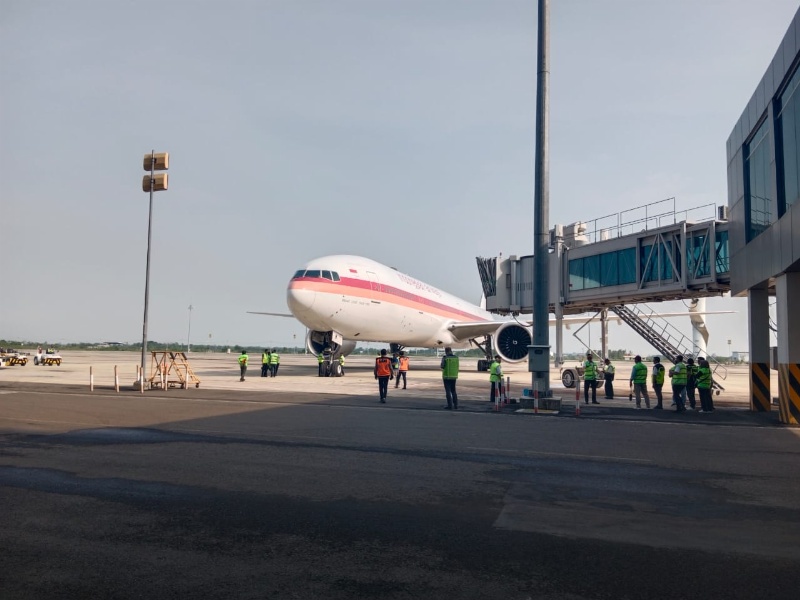 Pesawat Garuda siap terbang dari Bandara Kertajati membawa jemaah umroh