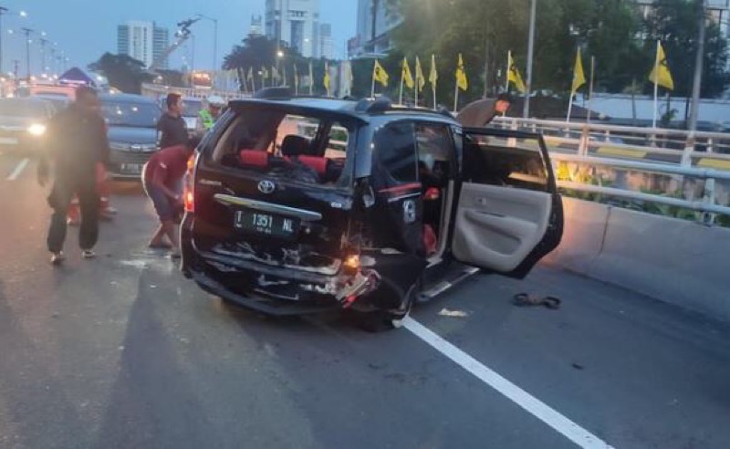 Mobil Avanza kecelakaan tunggal di turunan flyover Pancoran arah Cawang, Jakarta Selatan, Selasa (9/5/2023) pagi.