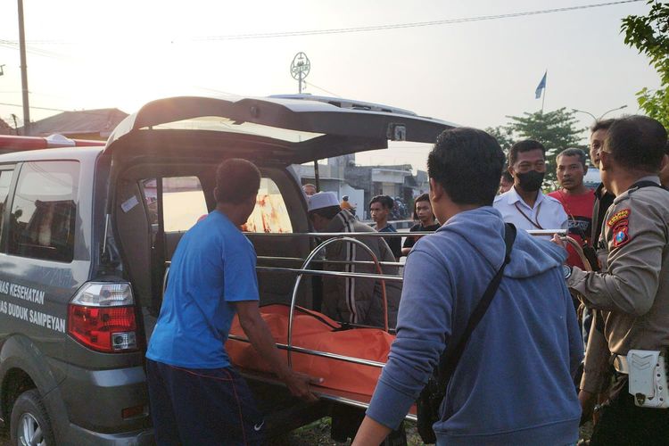 Jasad korban dimasukkan ke dalam mobil ambulans usai tertabrak kereta api di perlintasan depan Gapura Desa Pandanan, yang berada di Kecamatan Duduksampeyan, Gresik, Jawa Timur, Senin (8//2023)(Dok. Polsek Duduksampeyan)