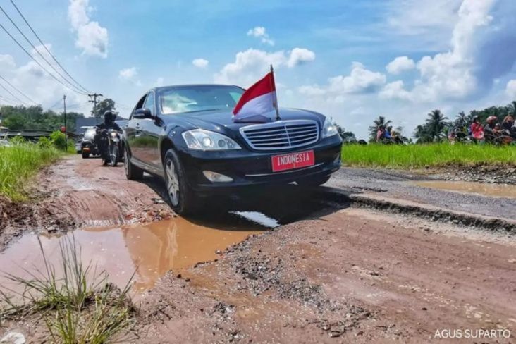 Mobil Presiden Jokowi saat melintasi Jalan Terusan Ryacudu, Lampung, Jumat. 