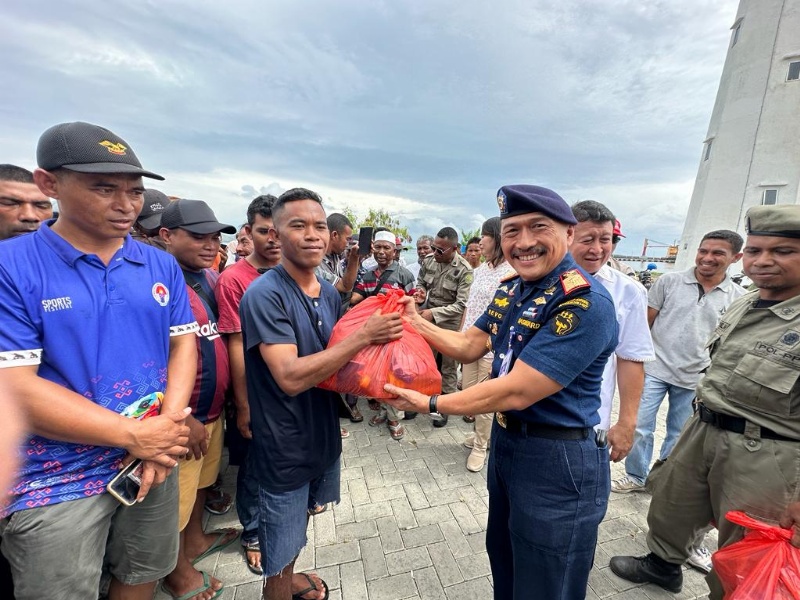 Direktur KPLP serahkan sembako bagi para nelayan Labuan Bajo
