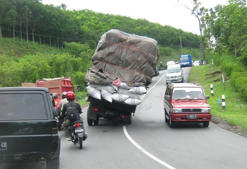 Ilustrasi truk barang bermuatan lebih. Foto: istimewa.