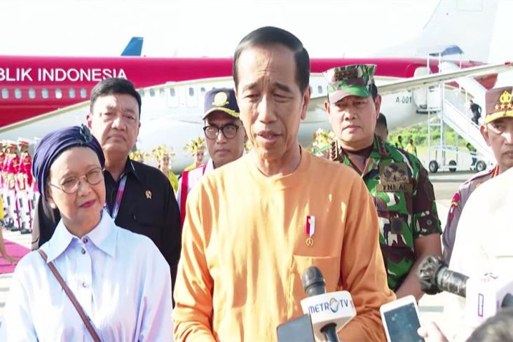 Presiden Jokowi memberikan keterangan kepada media terkait kesiapan lokasi penyelenggaraan Konferensi Tingkat Tinggi (KTT) ke-42 ASEAN 2023 di Labuan Bajo, NTT, 10-11 Mei 2023. 