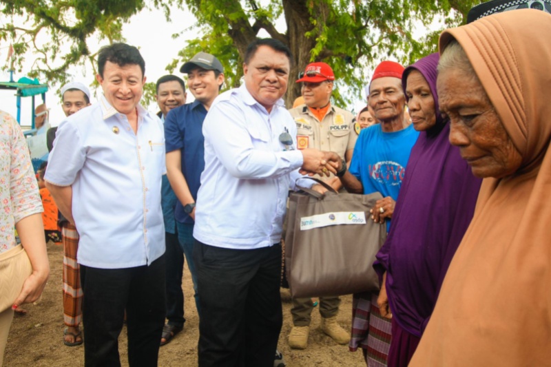 Penyeeahan paket sembako secara simbolis untuk nelayan di Labuan Bajo