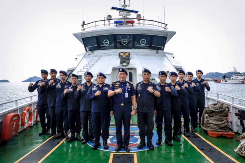 Direktur KPLP (tengah) bersama Awak Kapal Patroli di Labuan Bajo