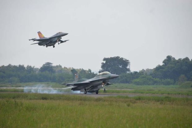 Pesawat F-16 Skadud 14 bertugas melaksanakan Combat Air Patrol (CAP) di area Tambolaka. Foto/Dispenau