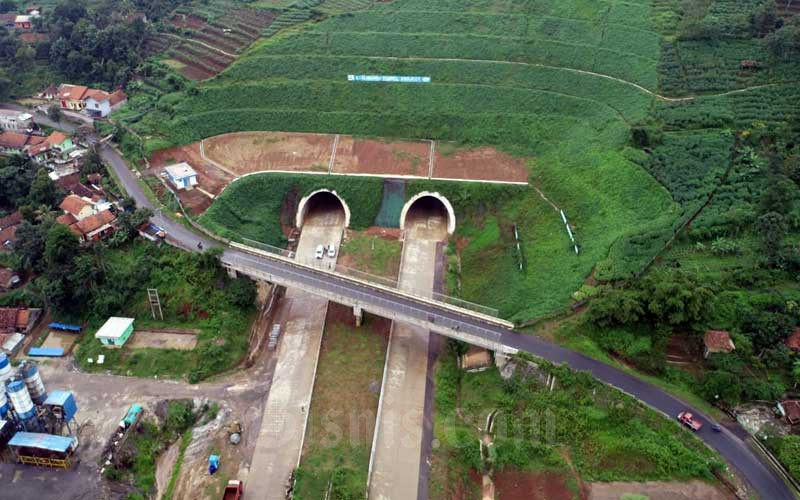 Foto udara Jalan Tol Cileunyi-Sumedang-Dawuan (Cisumdawu) seksi dua di kawasan Ranca Kalong, Kabupaten Sumedang, Jawa Barat, Selasa (17/3).