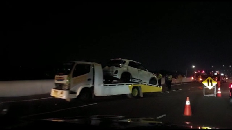 Kendaraan yang terlibat kecelakaan beruntun di Tol Becakayu pada Rabu (10/5/2023) malam.